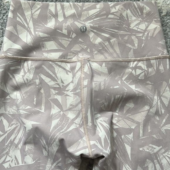 Lululemon Wunder Under High Rise Leggings in Shadow Leaf Light Ivory Muse - Picture 6 of 7